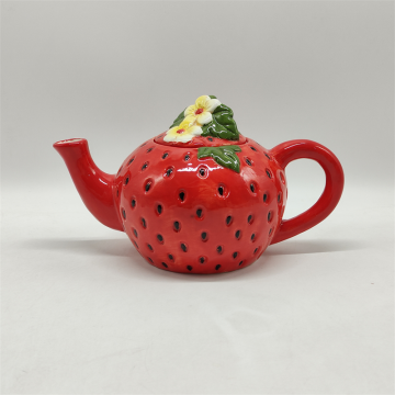 Керамический чайник в форме клубники