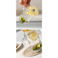 Taza de bebida de vidrio transparente con paja