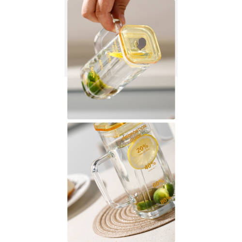 Чистое стекло пить чашку со соломой