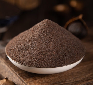 Granulated black garlic granules