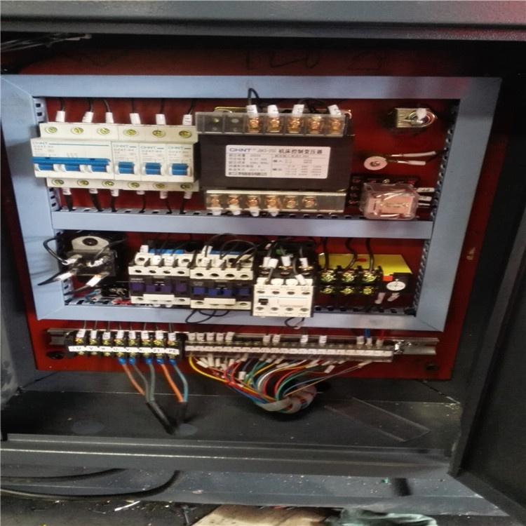Semiautomatic platen diecutting creasing machine