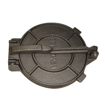 Cast-iron tortilla press, measuring 18cm, available in vegetable oil coating