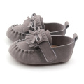 Unisex Leather Baby Moccasins သည် ကလေးလေးများအတွက် ဖိနပ်ပေါ်တွင် ချော်လဲခြင်း။