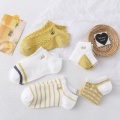 Calcetines bordados con elegantes abejas