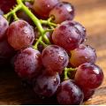 عنب أحمر طازج بدون بذور