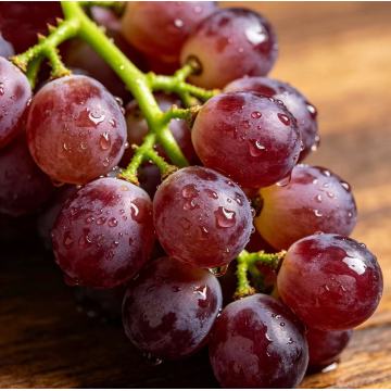 عنب أحمر طازج بدون بذور
