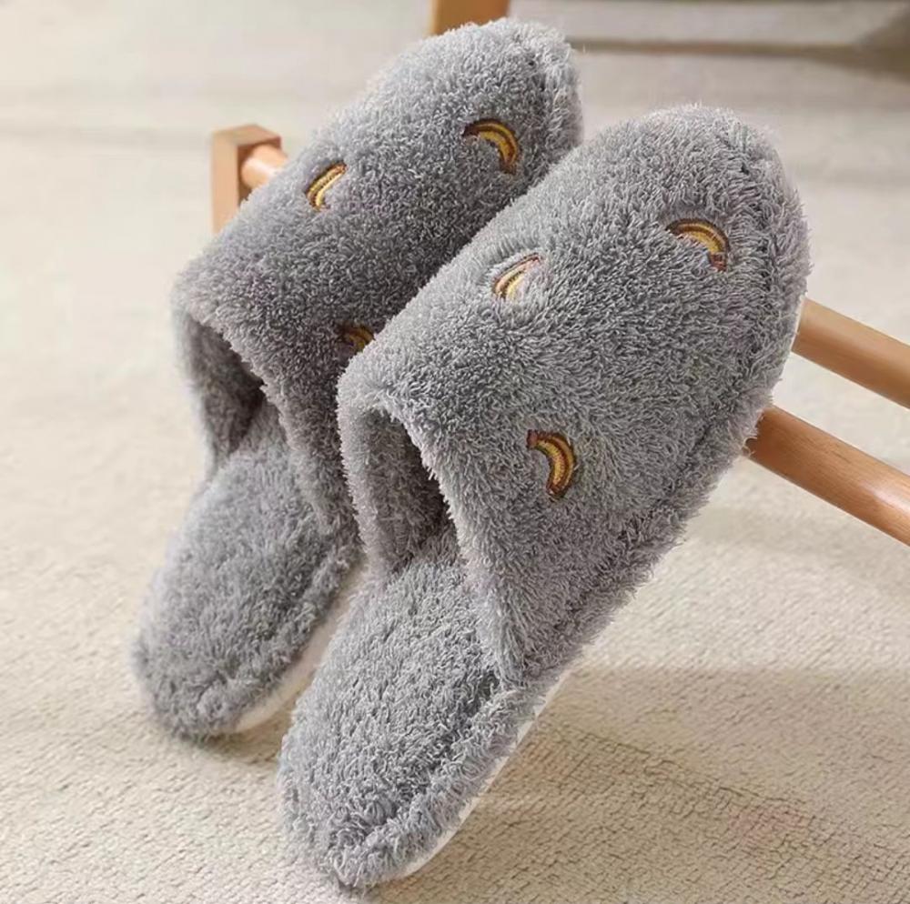 Semplici pantofole di peluche comfort per la casa