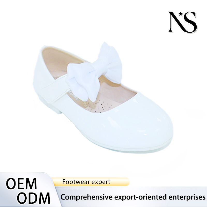 um par de sapatos brancos, especialmente para crianças.