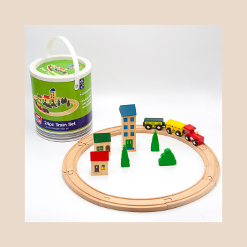 Hölzerner Zug hinter Spielzeug, Holzspielzeug setzt Kleinkind