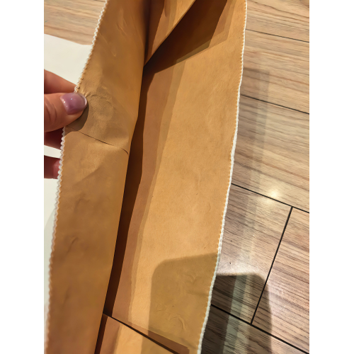 حقيبة بيضاء معزولة من طبقتين