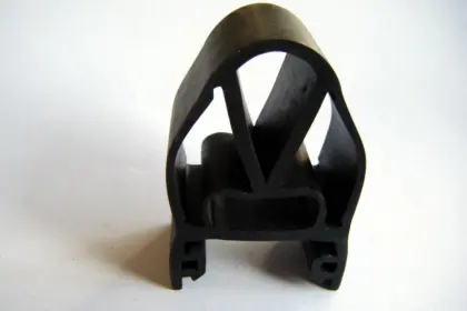 Automatic revolving door seal