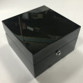 Błyszczące czarne drewniane pudełko na prezent na pojedynczy zegarek