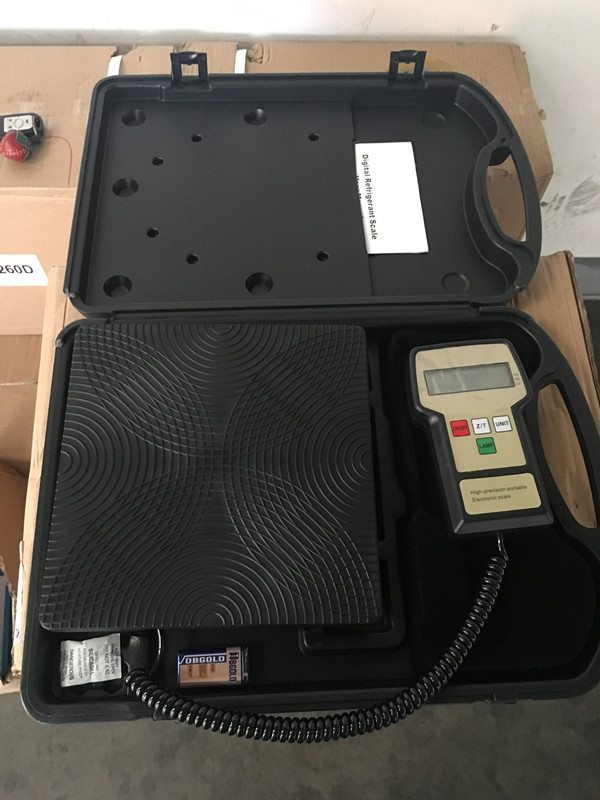 Accurate electronic refrigerant charging scale