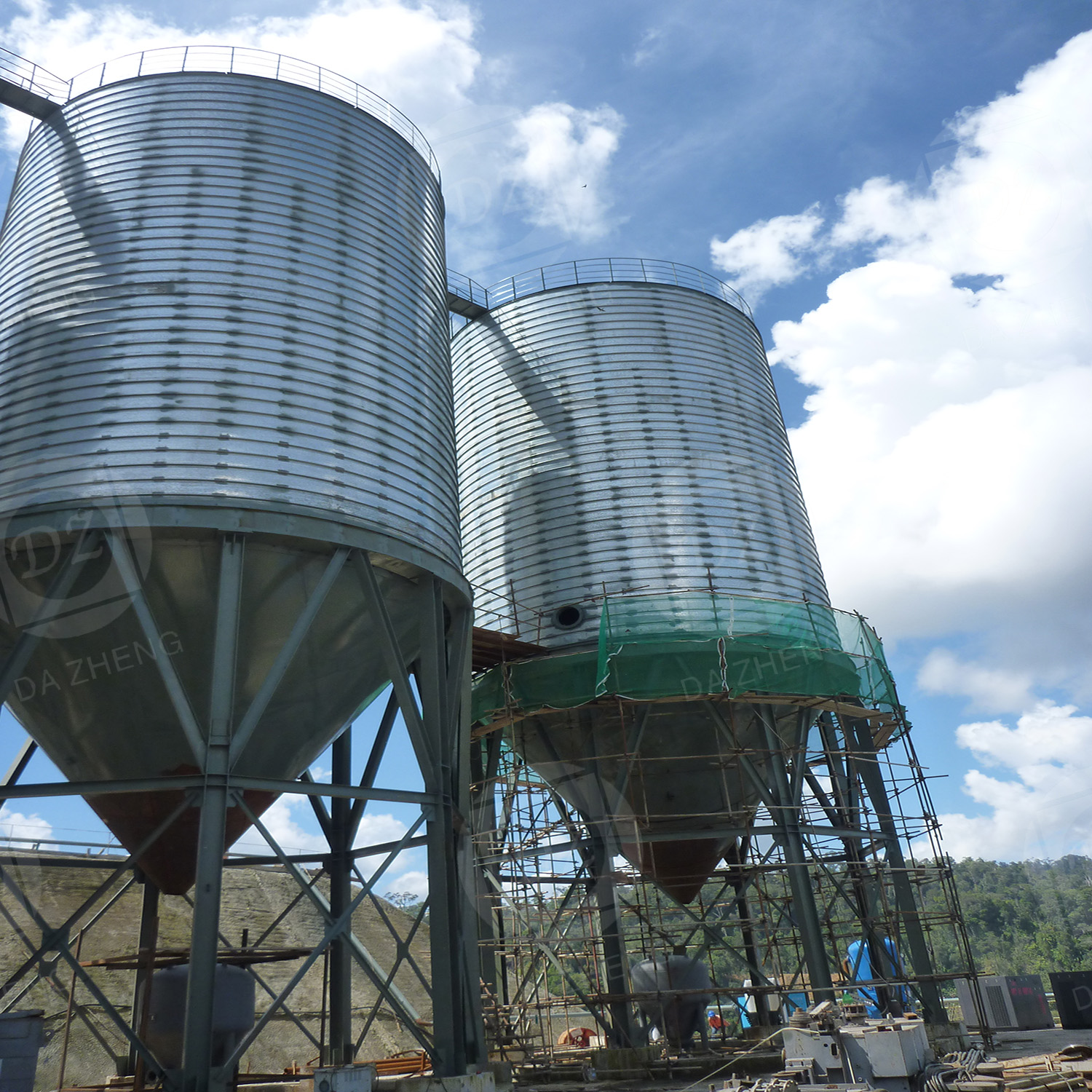 Silos for oil and grease processing plants