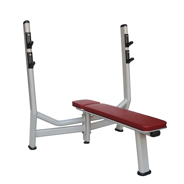 Ο Flat Bench χρησιμοποίησε εξοπλισμό χαμηλής τιμής εμπορικού γυμναστηρίου