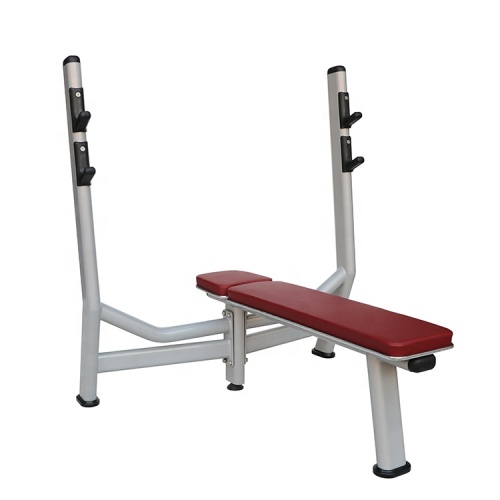 Ο Flat Bench χρησιμοποίησε εξοπλισμό χαμηλής τιμής εμπορικού γυμναστηρίου