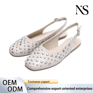 Elfenbeinweiße, mit Nieten verzierte Slingback-Flats