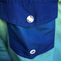 Hombres gradientes pantalones cortos de playa azul