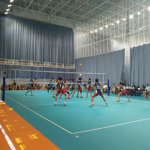 permainan internasional menggunakan lantai voli indoor