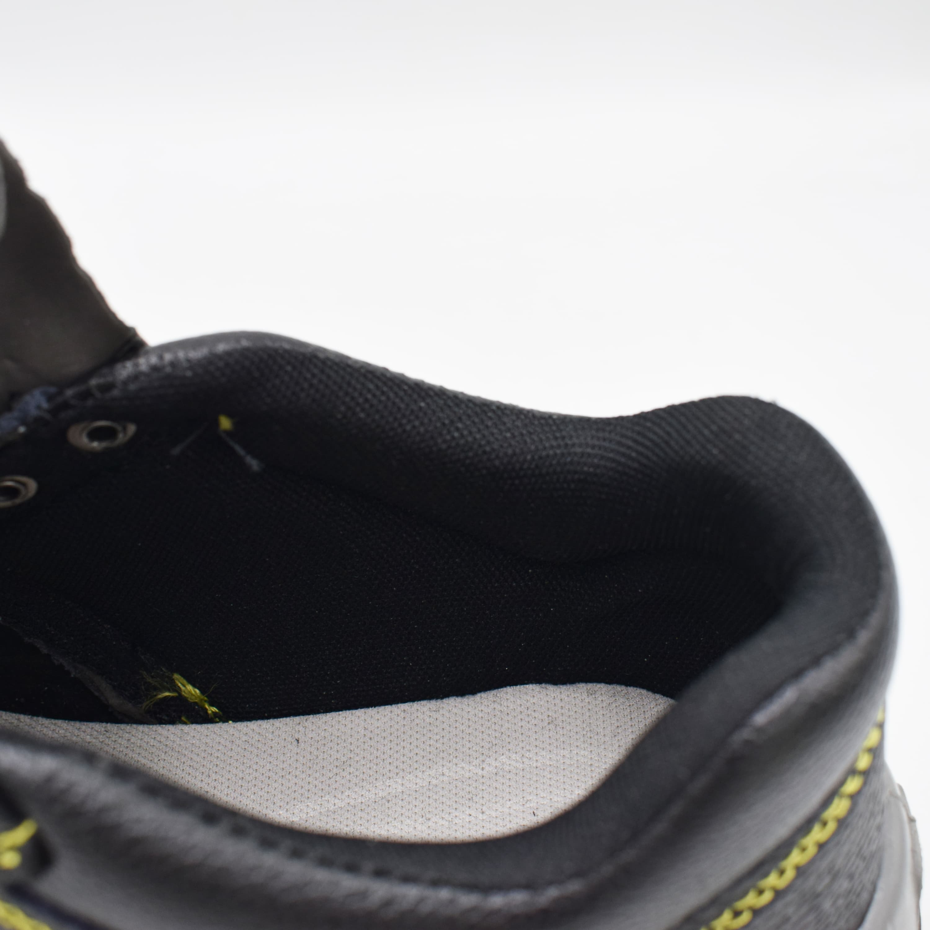Anti-smashing and anti-stabbing labor safety shoes