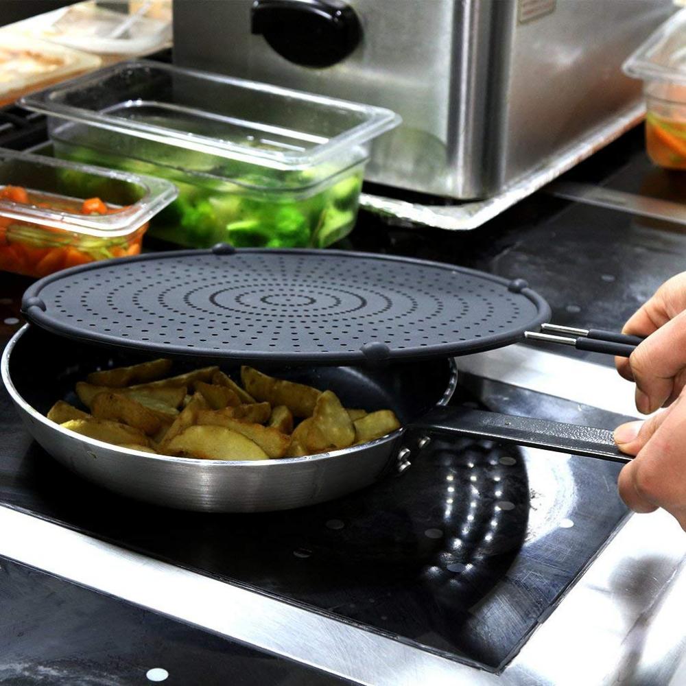 Pantalla de salpicaduras de silicona para cocinar en una sartén de aceite caliente