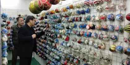 Custom Decorative Glass Snuff Bottles: A Unique Collection by Chinese Professional Folk Artists