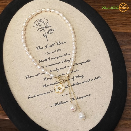 Natural Freshwater Pearl Beaded Necklace with Flowers