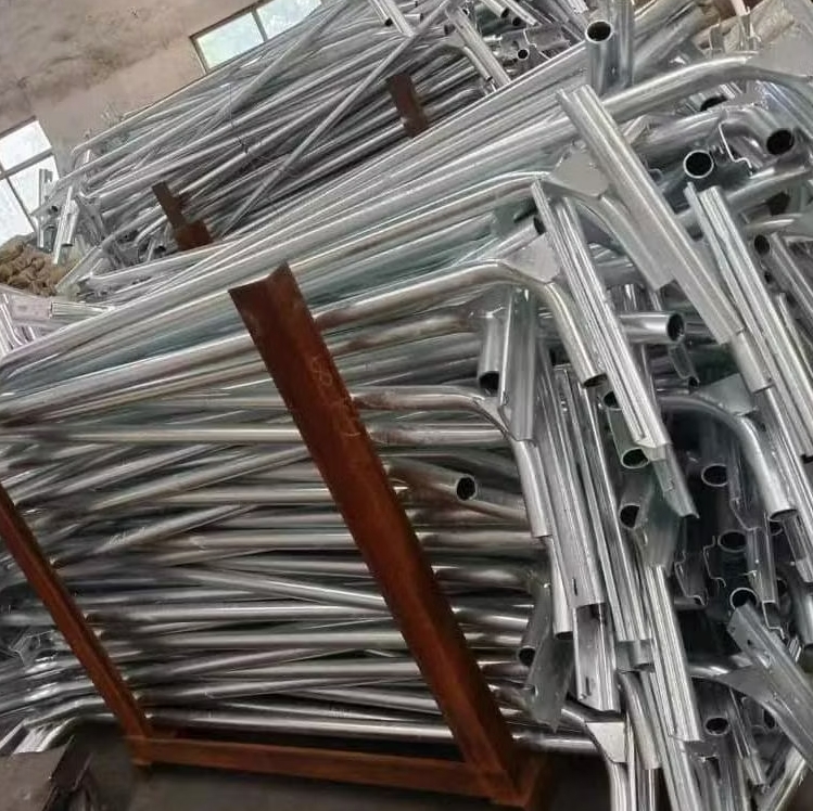 luminaire support arm（8）