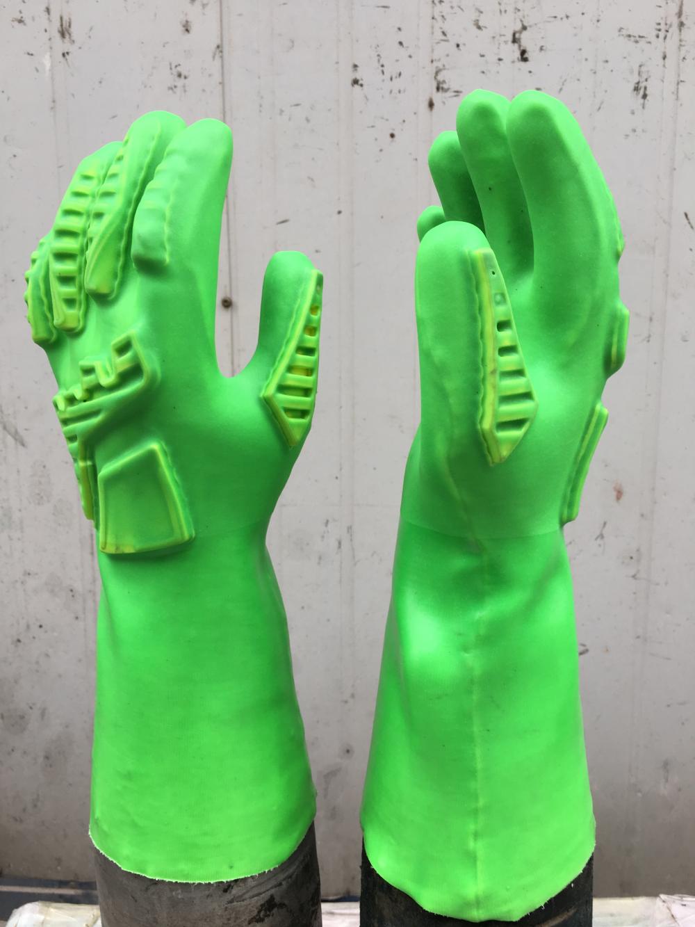Πράσινα γάντια επιπτώσεων TPR με TPR στο χέρι πίσω