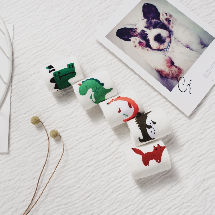 Versatile boat medyas na nagtatampok ng modelo ng hayop dinosaur