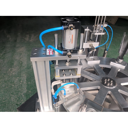 Máquina de selagem e enchimento de cápsulas de café Nespresso compatível com pista única automática em pequena escala