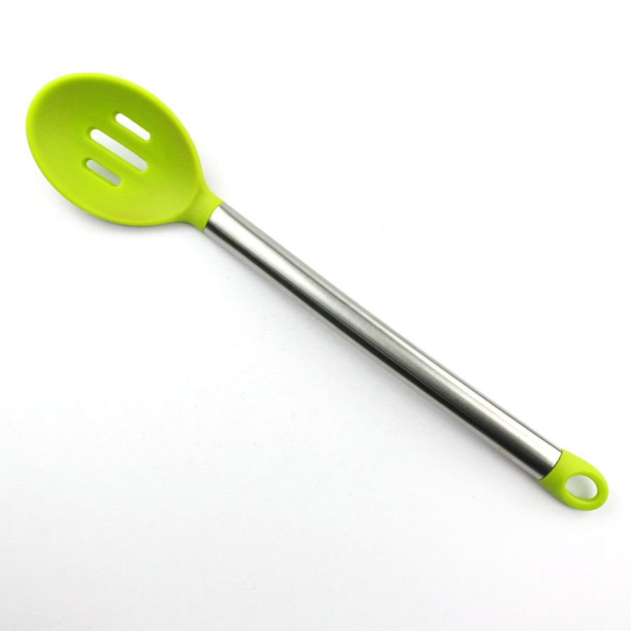 Cucchiaio scanalato in silicone color verde da cucina