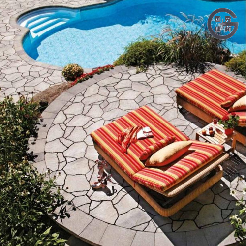 Бежевая тротуарная плитка у бассейна неправильной формы под камень