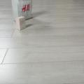El mejor suelo laminado de arce gris con marca aserrada clara