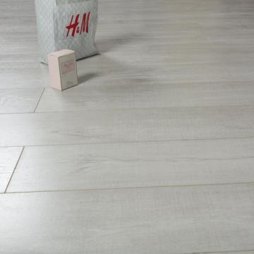 El mejor suelo laminado de arce gris con marca aserrada clara