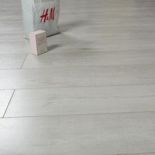 El mejor suelo laminado de arce gris con marca aserrada clara