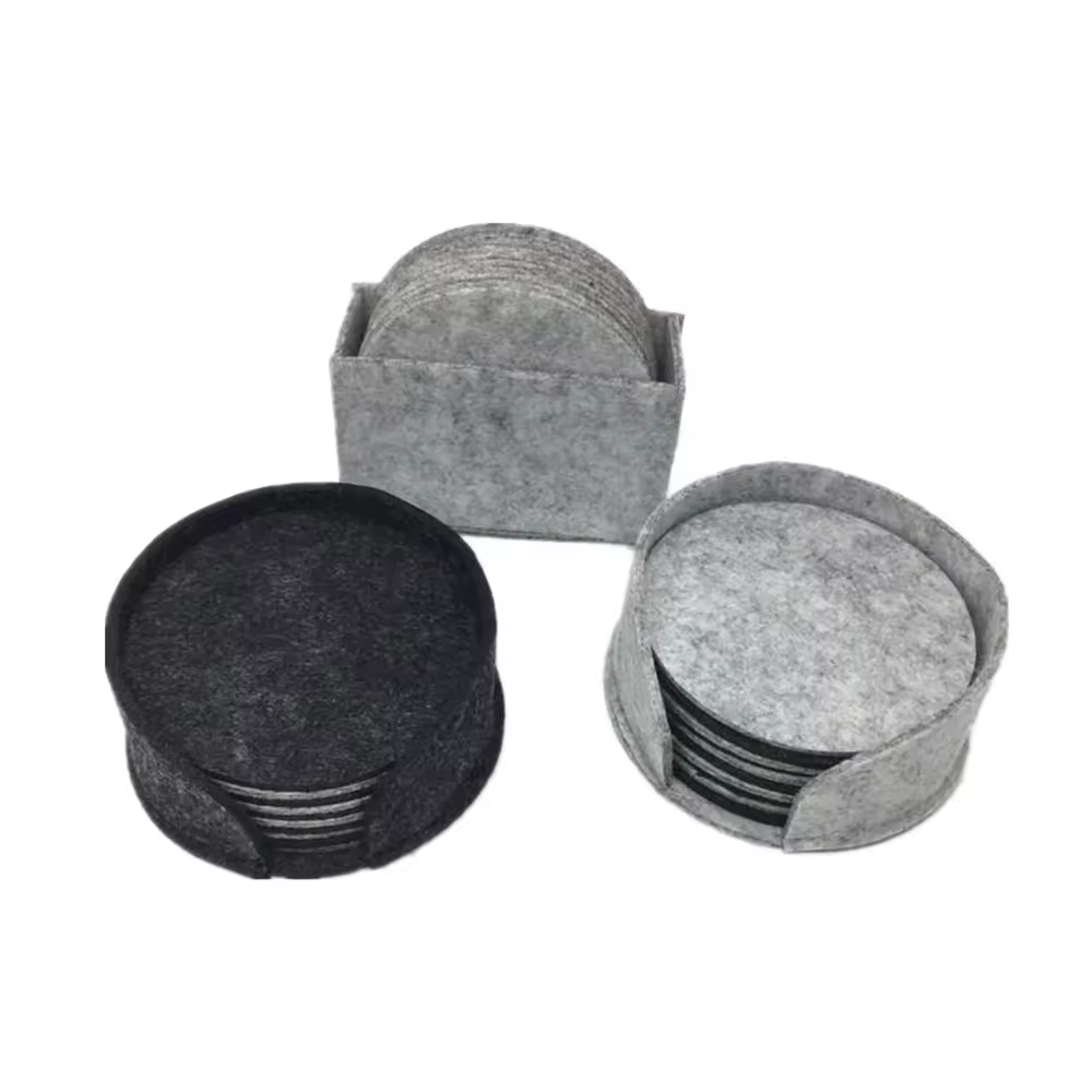 Coasters redondos de café e tapetes de chá