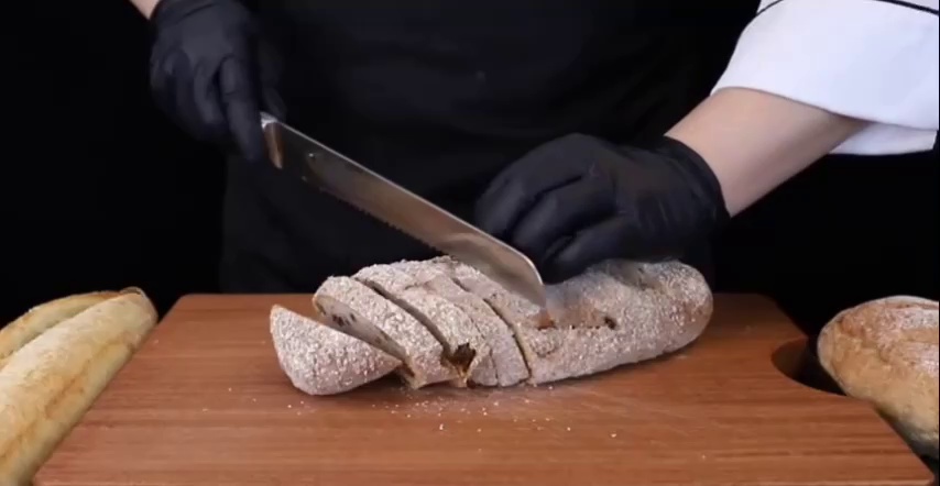 High-Quality Bread Knife for Bakers and Chefs