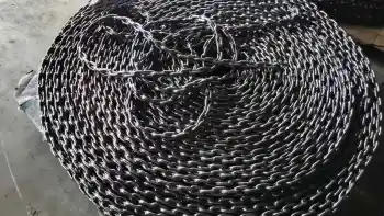 Elevator chain for balance compensation