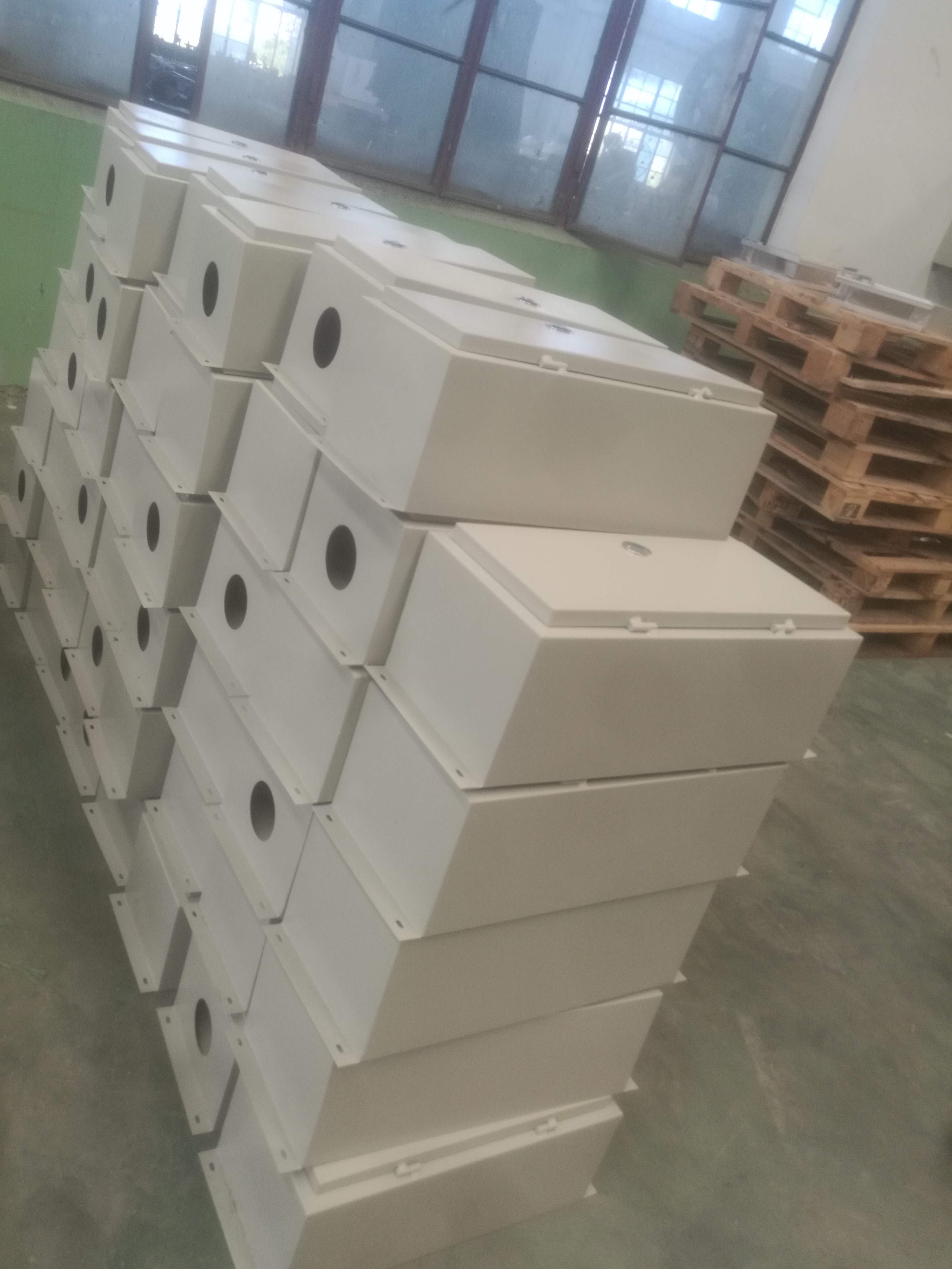 Busway trunking system plug in box
