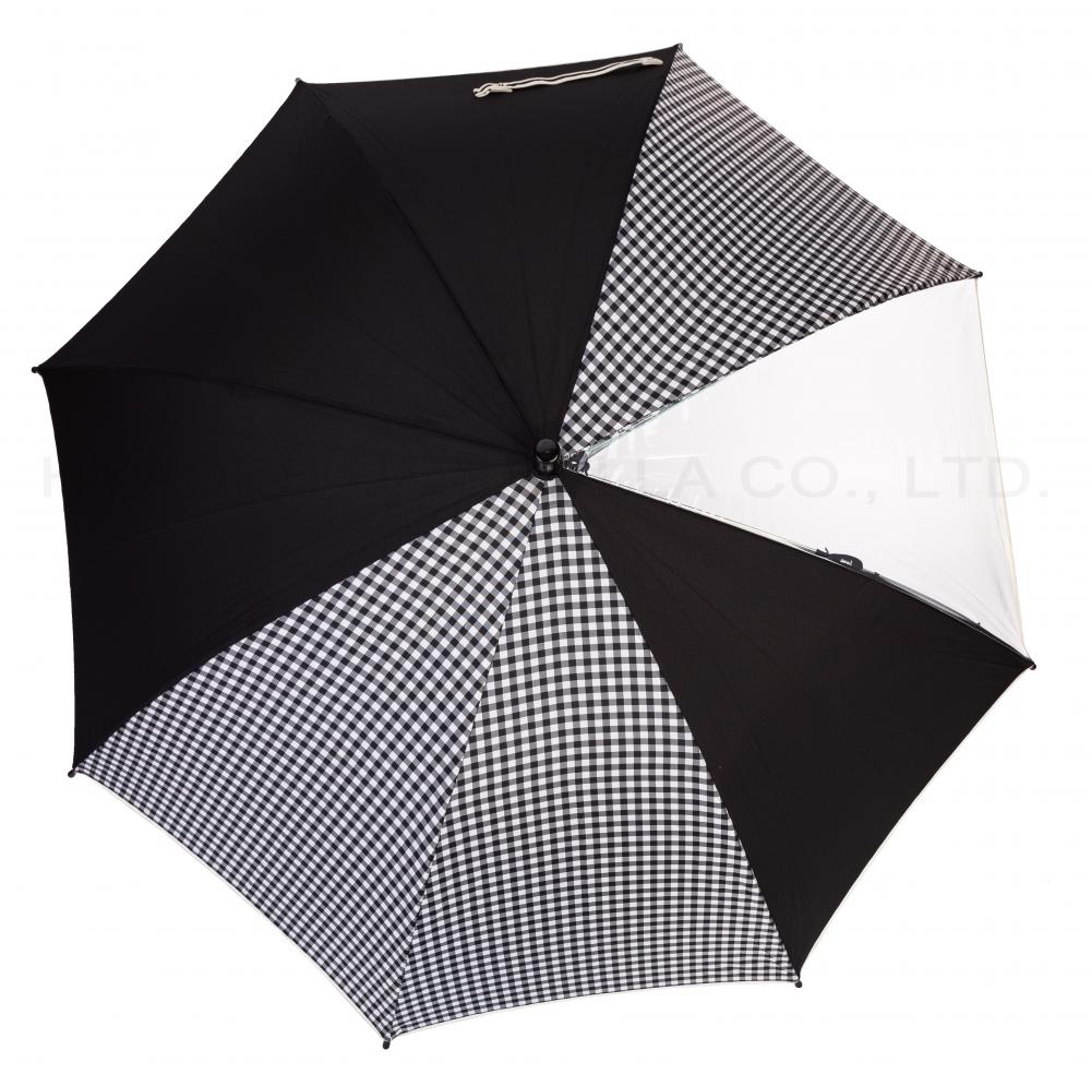 Jungen sehen durch Auto Open Kids Umbrella