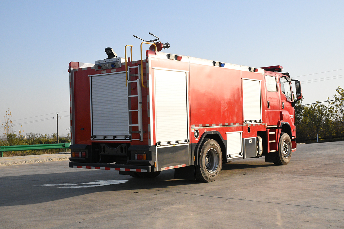 ISUZU GIGA 6000L water foam fire truck
