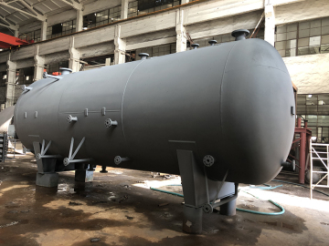 Settling gas liquid separator tank
