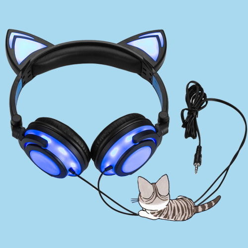 Mengecas fon kepala lampu telinga kucing