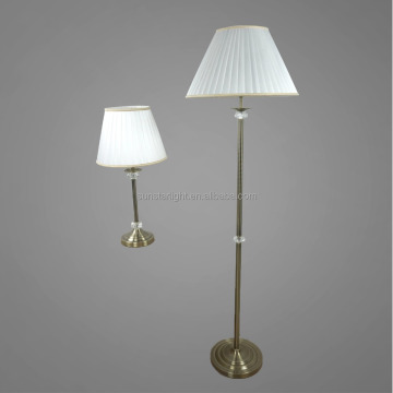Lampade placcate in ottone antiche in stile vintage con tonalità in tessuto: lampade da tavolo e pavimento