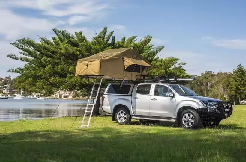 Tenda sul tetto fuori strada 4x4 in campeggio all'aperto