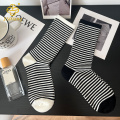 韓国の黒と白の縞模様のミッドレングススポーツソックス