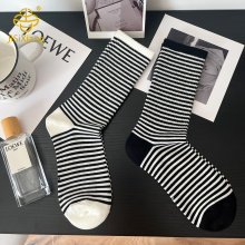 한국 흑백 줄무늬 중간 길이 스포츠 양말