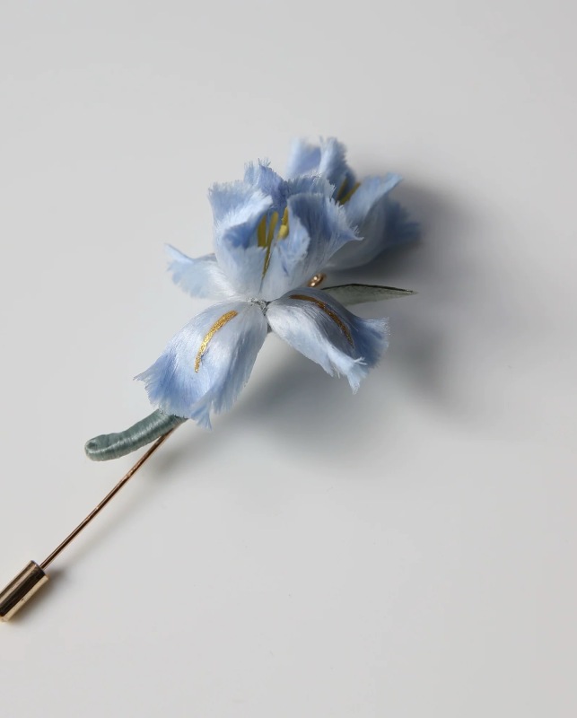 Non-legacy iris velvet brooch