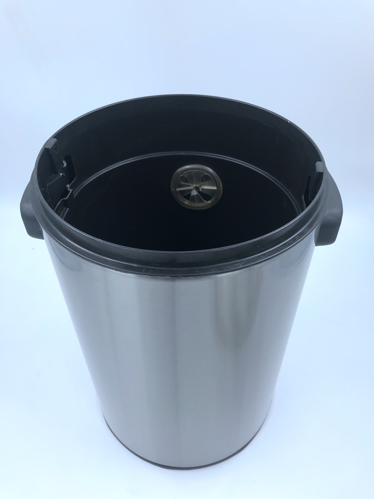 TRASH CAN WITH SWING LIP